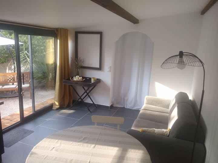 起居区配备沙发床，可转换Poltronesofa （ 140x190 ） ，全新状况，提供床上用品