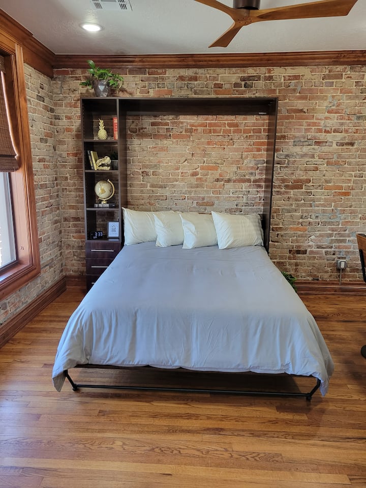 เตียงควีนไซส์เมอร์ฟี่พับเก็บได้สำหรับพื้นที่เพิ่มเติม