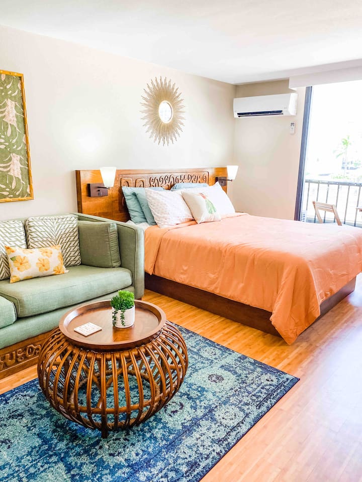 Queen bed, balcony and pull-out couch 