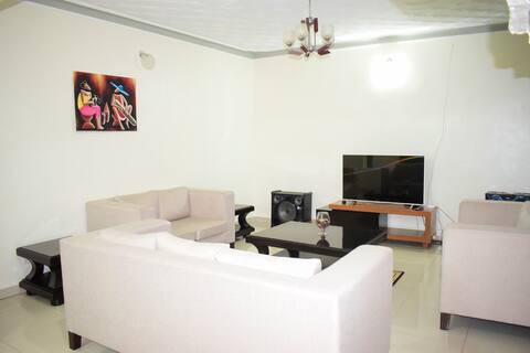 Serene Home with 4 bedrooms, Internet & Breakfast