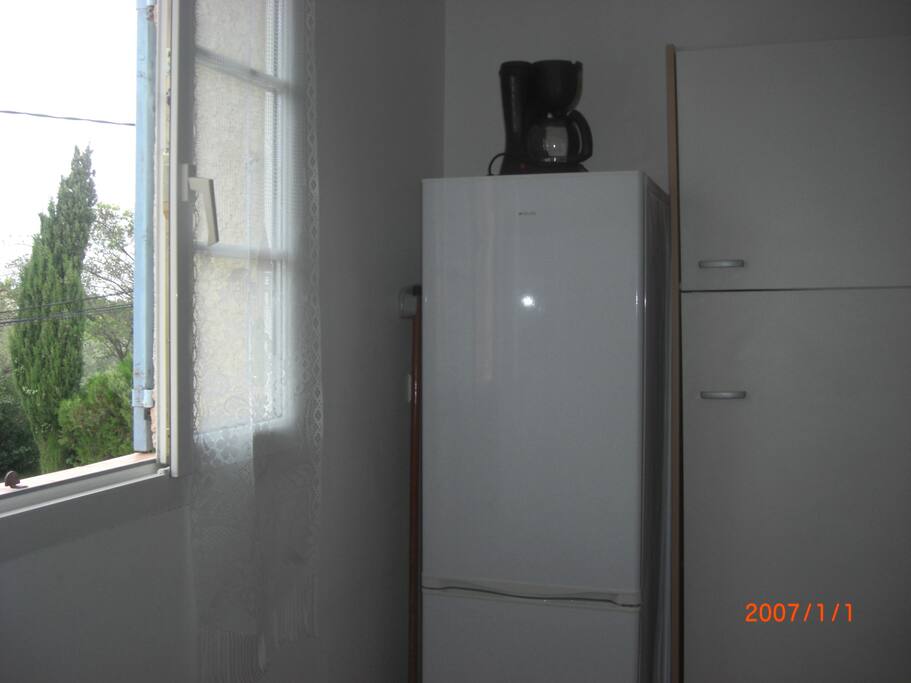 Mitoyenne à la chambre une cui sine aménagée et privative de 10 m2 comprenant une gazinière électrique (grand four et plaque vitrocéramique),un grand frigo combiné congélateur, un évier double bac, une hotte aspirante, un micro ondes, une cafetière expresso à disposition ainsi que tout le nécessaire de cuisine.
