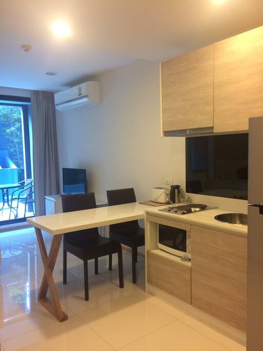 Kitchen with stove, microwave, toaster, Hot water, dishes, glases