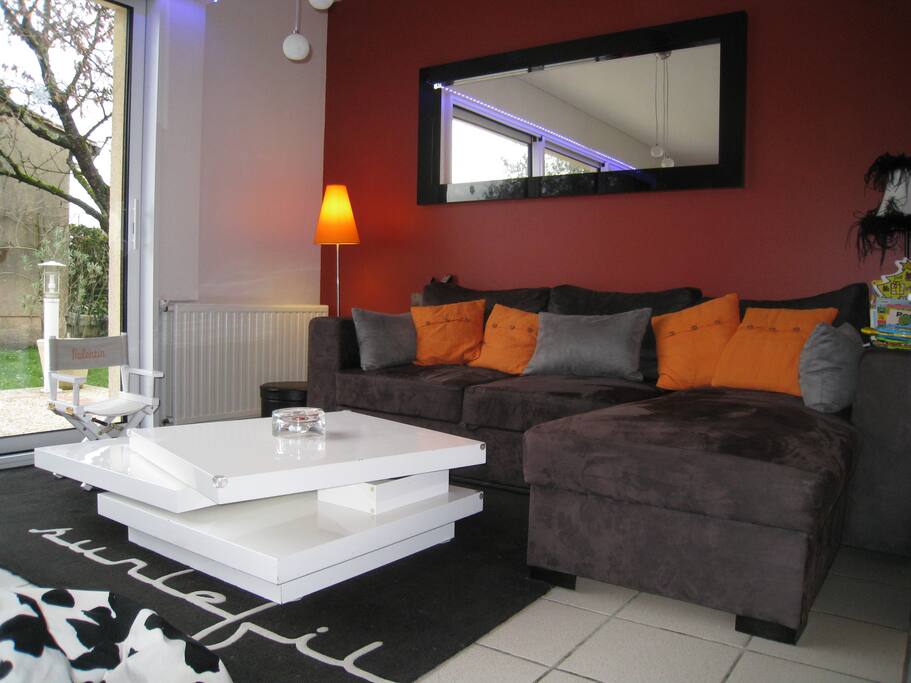 Salon avec vue sur le jardin