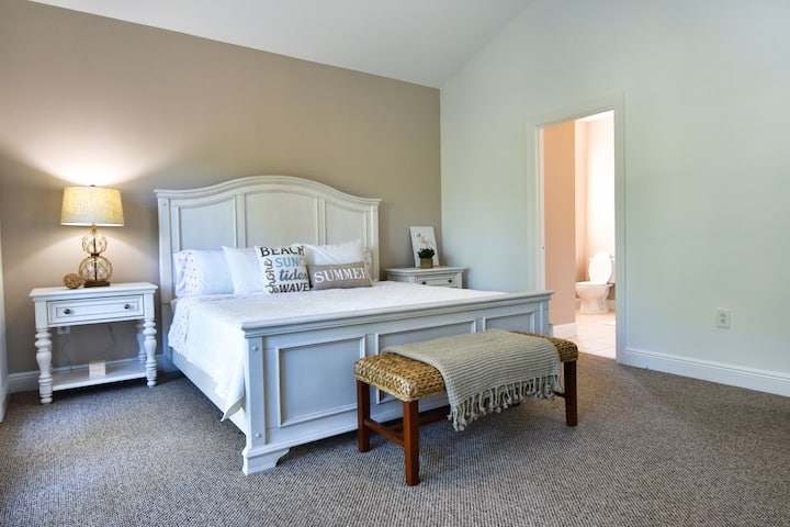 Anglers Reef Resort Conch villa 103 Главна спална соба со брачен кревет. Сопствена главна бања со двојна суета и туш кабина