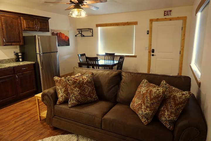 起居空间。沙发有一张折叠床。