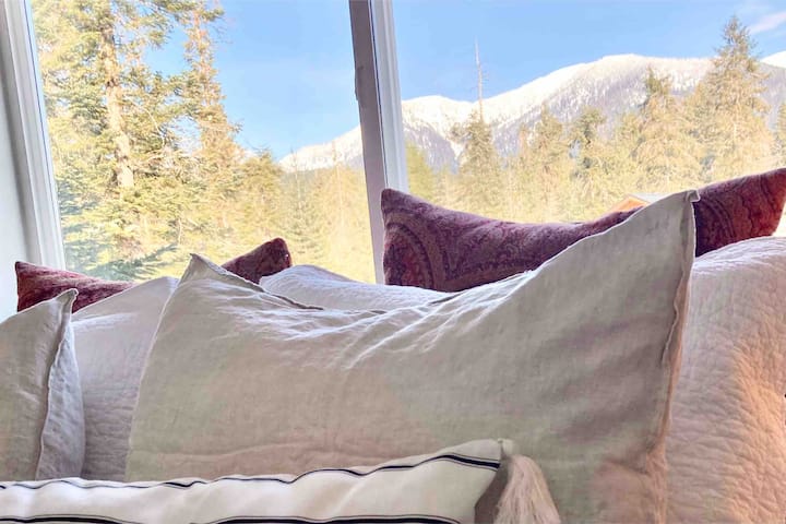 Ráno sa zobuďte do slnka vychádzajúceho nad horami a sledujte, ako z nich v noci vychádza mesiac!