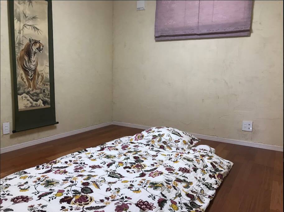 The sakura/tiger guest room with futons (up to two sets).