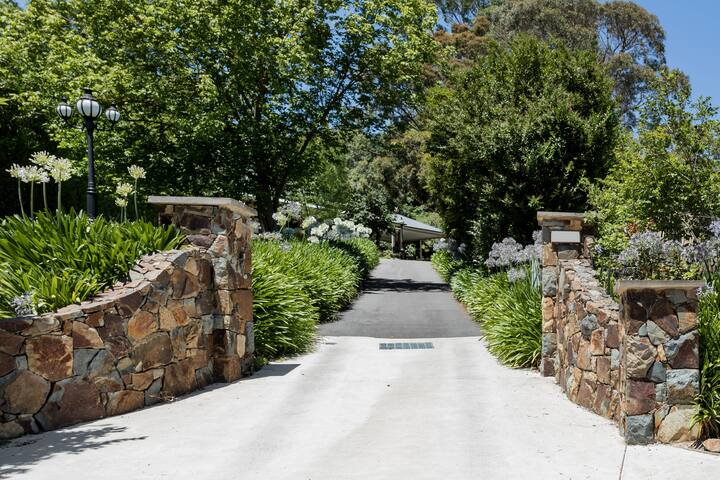 Stately Home with Gardens in Lilydale gallery image 4