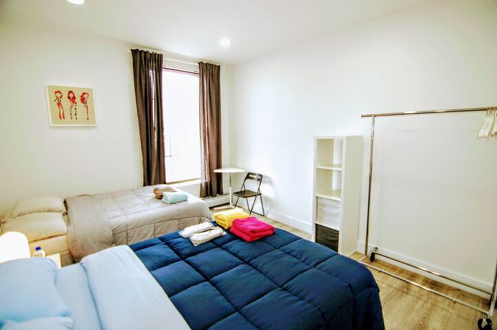 Large and bright bedroom 18 min to Grand Central