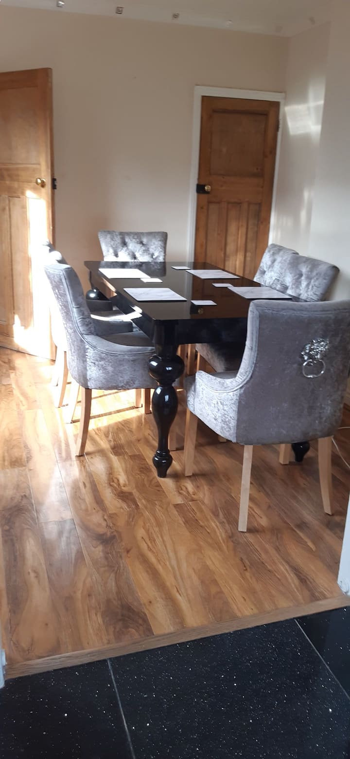 Our Guests Are Royal (EL) Wellingborough Houses for Rent in