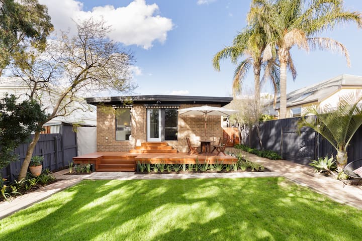 Sunny Hawthorn Haven with Relaxing Private Garden