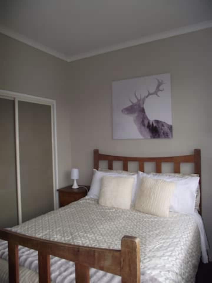 חדר שלוש מיטה זוגית.