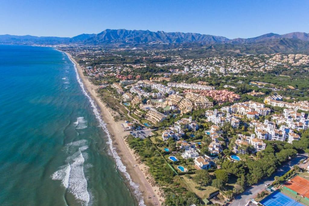 Vista aérea urbanización y playa frente apartamento