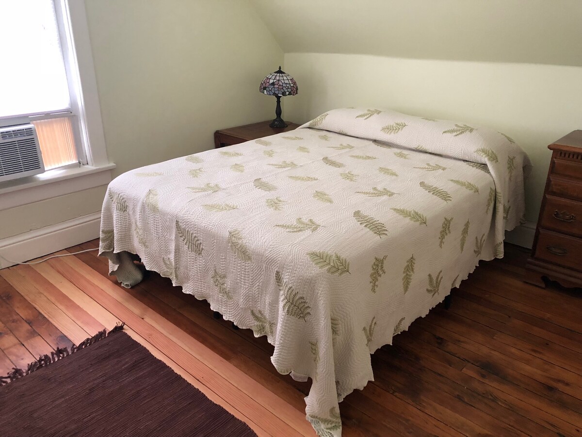 楼上卧室配有空调