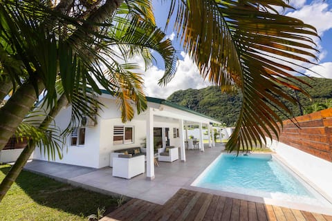 Villa Tiaiti – House with Beach Access and Swimming Pool
