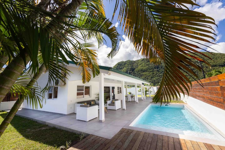 Villa Tiaiti – House with Beach Access and Swimming Pool