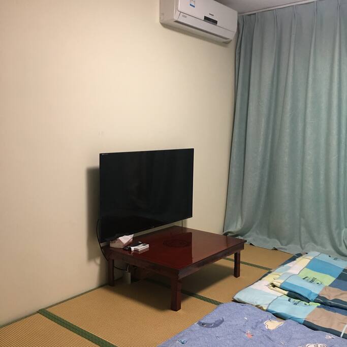 房东自己设计的榻榻米房间,拉开窗帘是有落地窗的起卧间,拉上窗帘关上推拉门就是温暖舒适的卧室。简洁干净,冬暖夏凉。