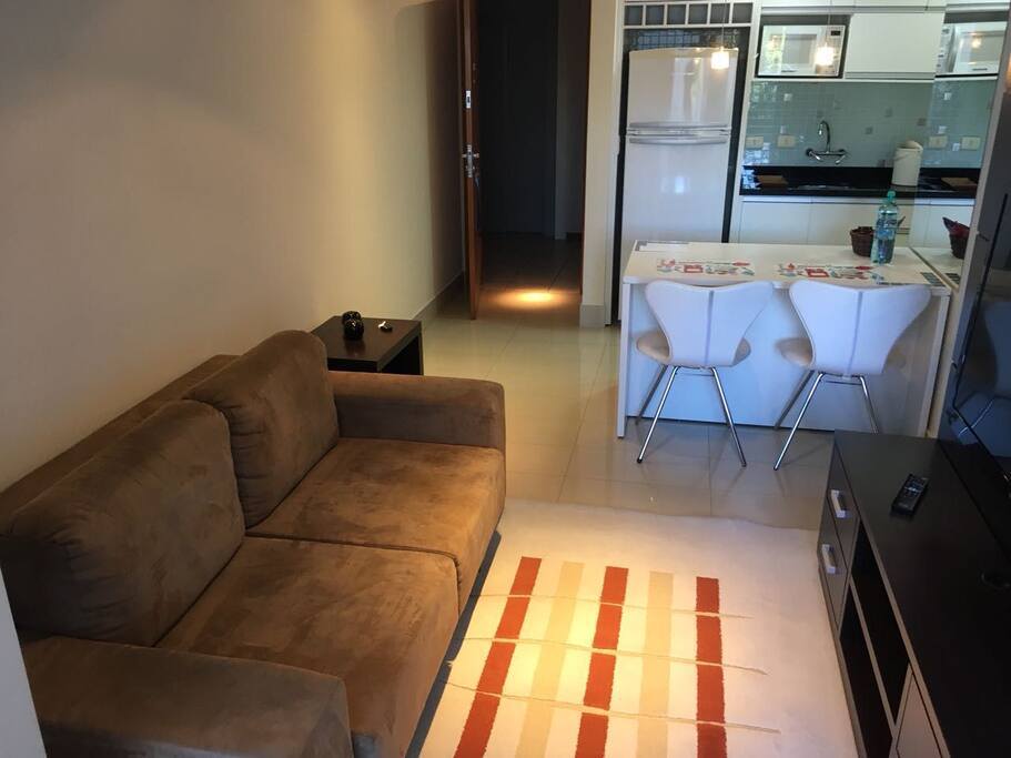 Cozinha integrada, com mesa de refeições para duas pessoas.