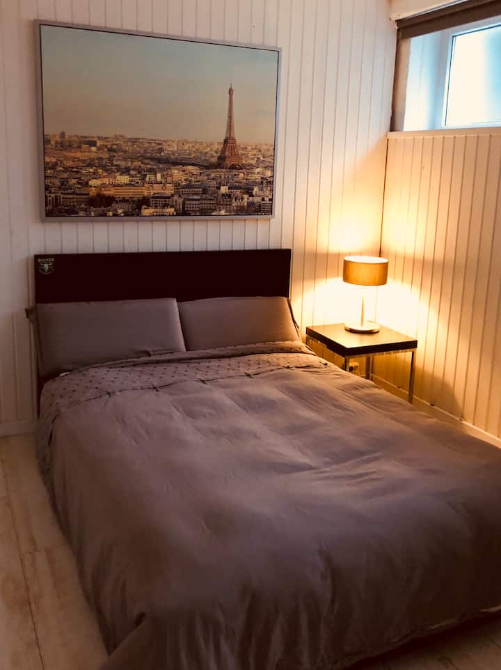 Dormitorio 5 con cama doble y TV.