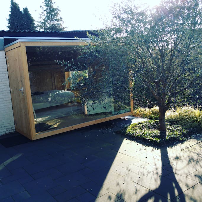 Lichte kamer door de grote ramen en de zon die de hele dag in de tuin schijnt. Alle ramen zijn te verduisteren.