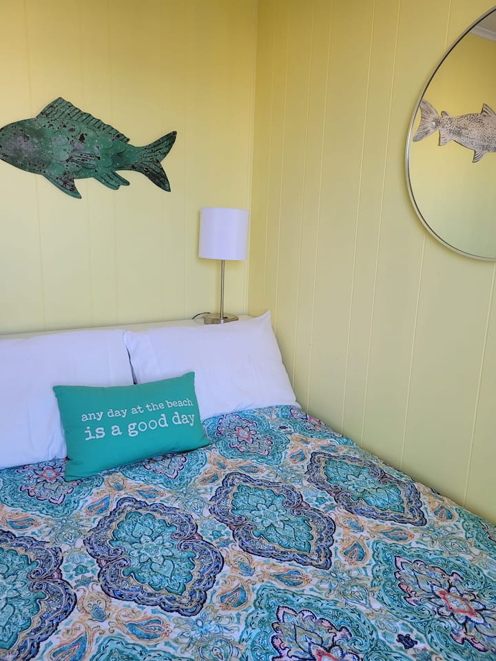 Dormitorio con cama tamaño queen