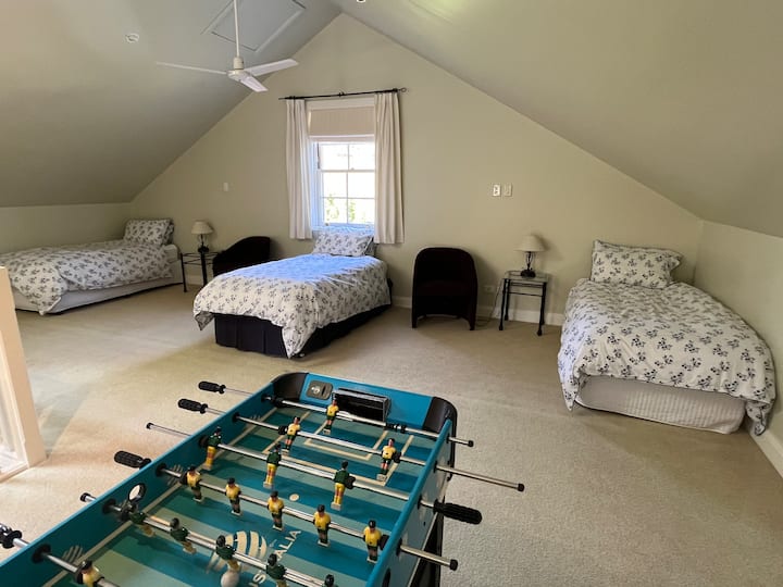 阁楼内有3张单人床 