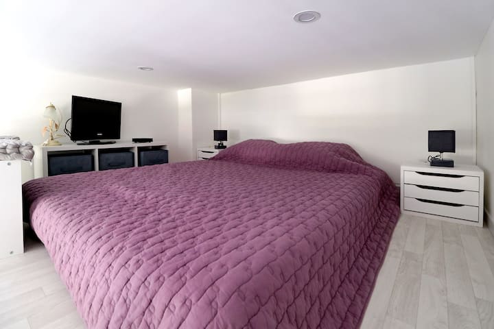 CAMA EN ENTRESUELO: 160 x 200 
ALTURA 1 M 01 
estamos sentados pero NO estamos 
guardados