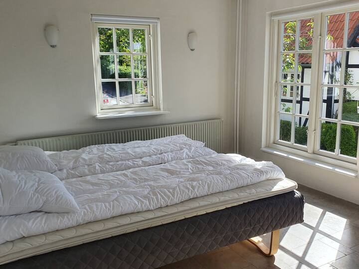 4. spavaća soba: bračni krevet (širine 150-179 cm).