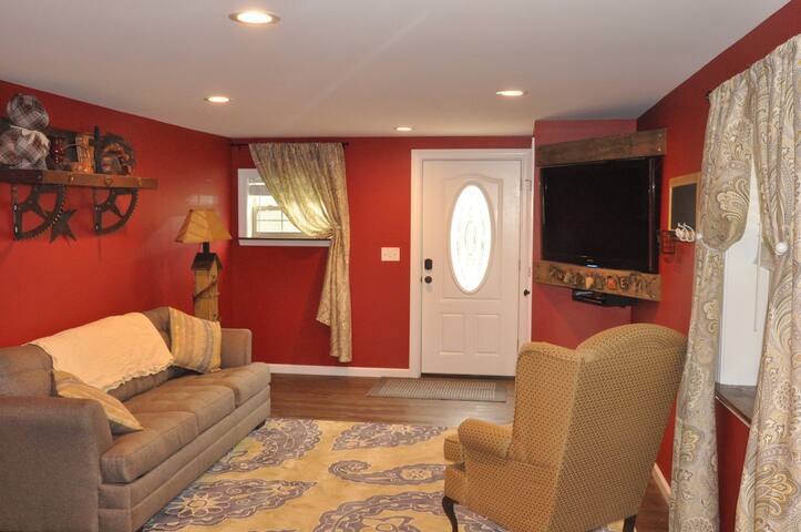 2 "Modern yet Country"  Barn Apt Near Attractions