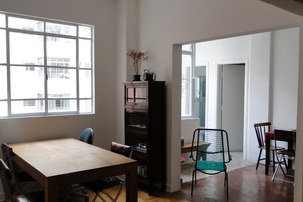 Sala de jantar, vista parcial da cozinha