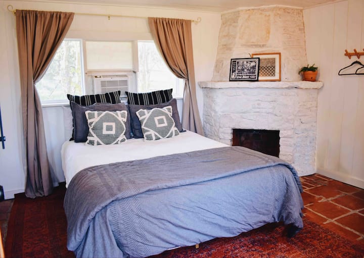 Casa Lejana Casita 2 Guesthouses for Rent in Helotes, Texas, United