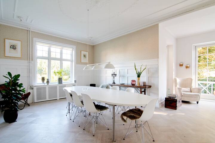 Herskabelig villalejlighed tæt på city og strand gallery image 3