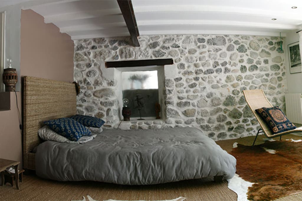 Un grand lit de 160x200 dans le calme d'un grand jardin