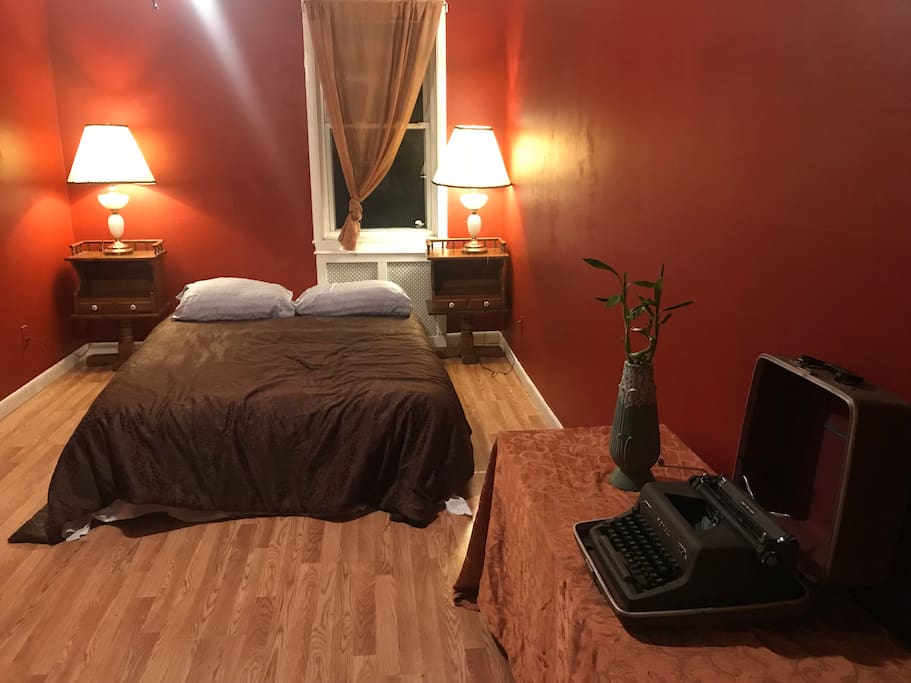 Bedroom queen size bed