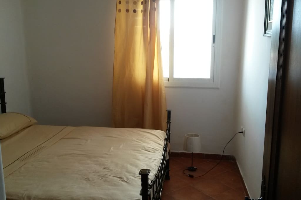 Chambre à coucher (1): lit double