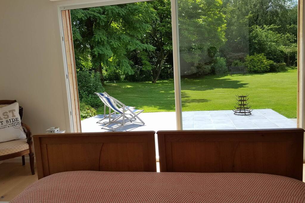 Vue sur la terrasse: 2 transats et jardin!