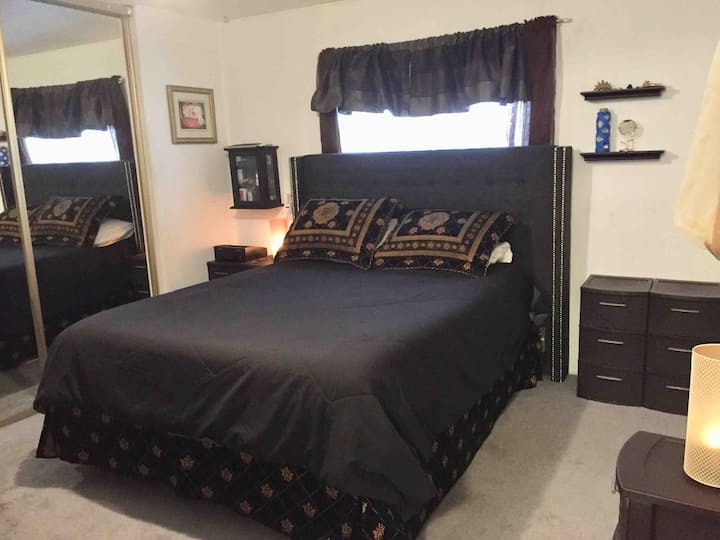 Cama queen muito confortável com muito armazenamento em todo o quarto disponível para seus itens pessoais