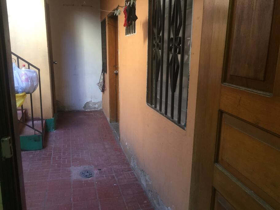 Porche hacia segunda planta(lugar donde se encuentra la habitación)