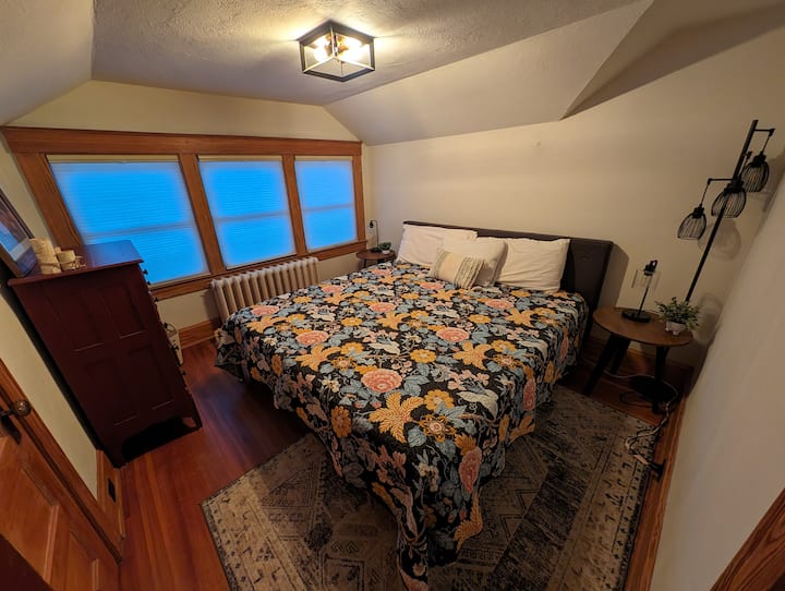 King bedroom 2nd floor 