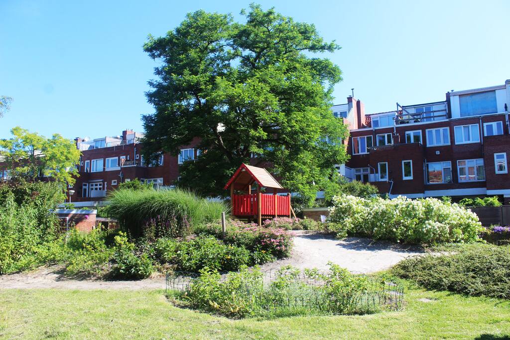 Binnentuin/Speeltuin grenst aan achtertuin