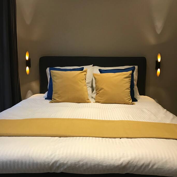 The Pearl Earring room is a comfortable private room with Queen-size bed & ensuite bathroom in the city centre of Amsterdam