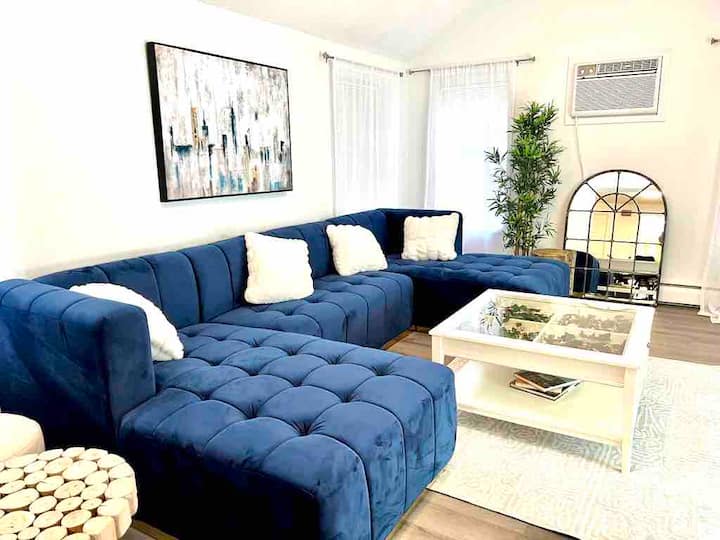 Sala familiar: cuenta con televisor de 70 pulgadas con Netflix, Hulu, Amazon Prime, Disney.