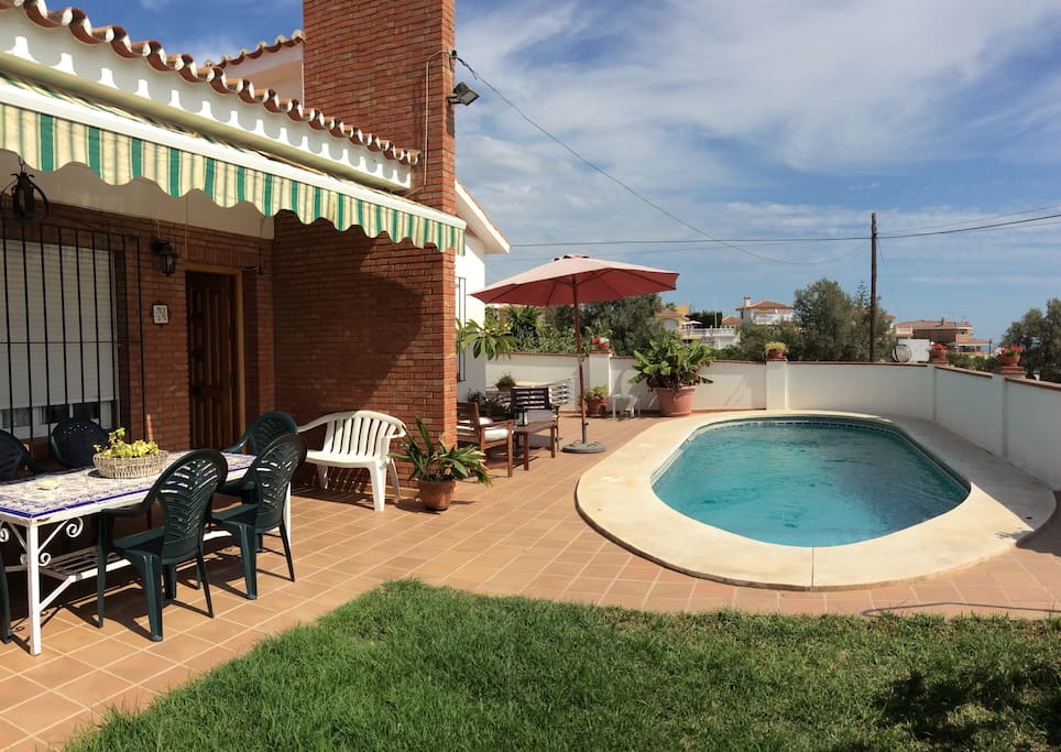 Jardin y piscina