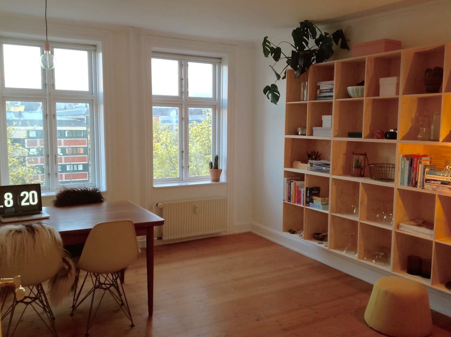 Livingroom with dining table