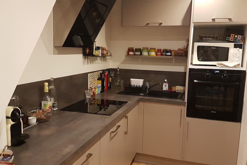 Cuisine (Four, Micro-onde, Plaque induction, Lave-vaisselle, Vaisselles, et bases : sel, poivre, epices...)