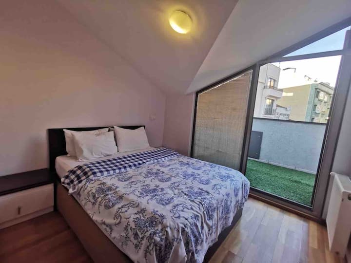 dormitorio de arriba número 2 con vistas a una terraza. 