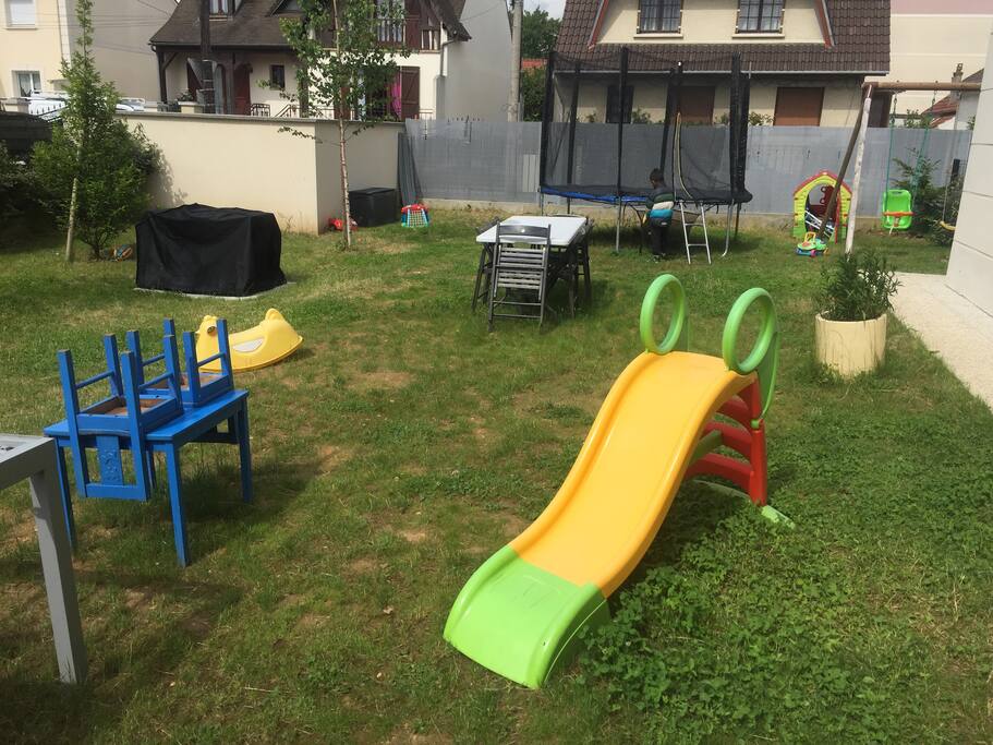 250m2 de jardin exposé plein sud avec barbecue gaz, balançoire, toboggan et trampoline pour les enfants