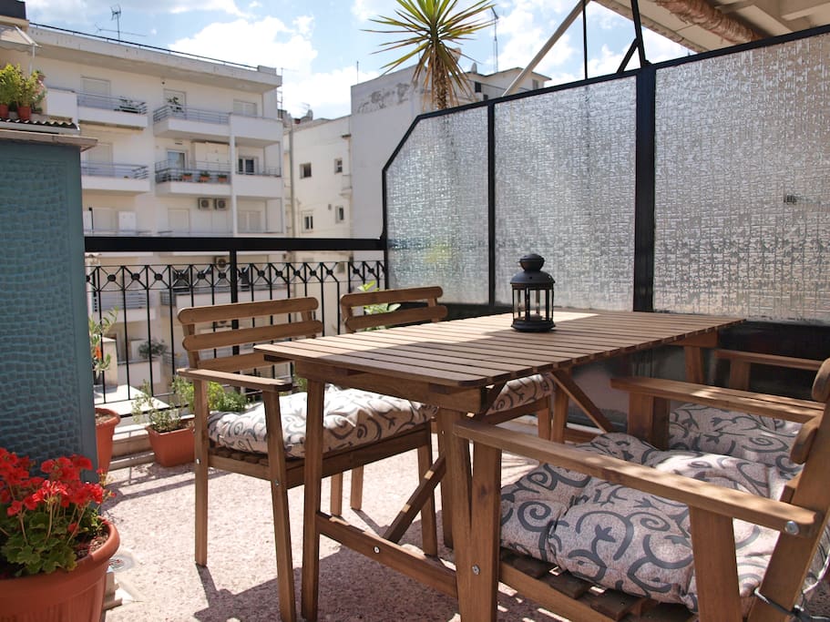 The apartment is located on the 6th floor and enjoys a nice balcony with excellent views, plants and a table to enjoy a romantic dinner.