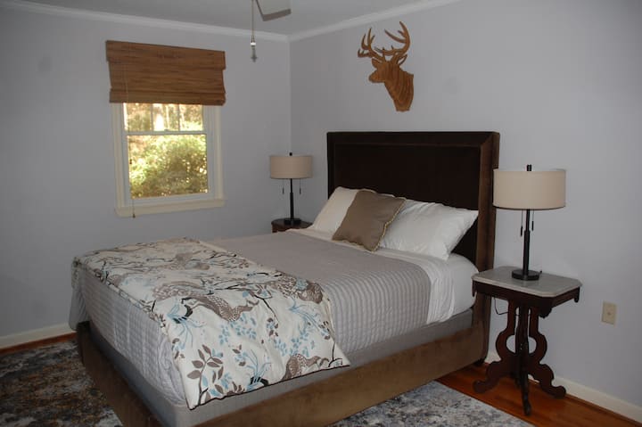 Chumba cha kulala cha ukumbi #1. Kitanda cha malkia, kabati kubwa na nafasi kubwa. Feni ya
dari