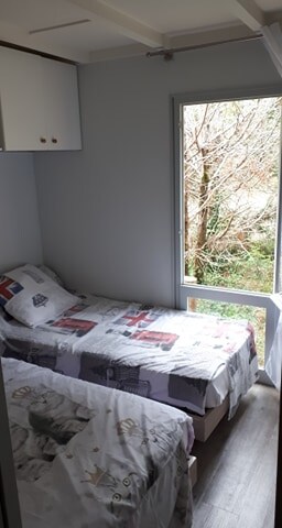 غرفة نوم بسرير متحرك وخزانات